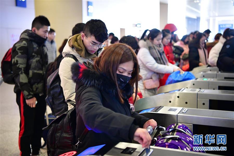 （关注春运）（11）多地迎来返程客流高峰