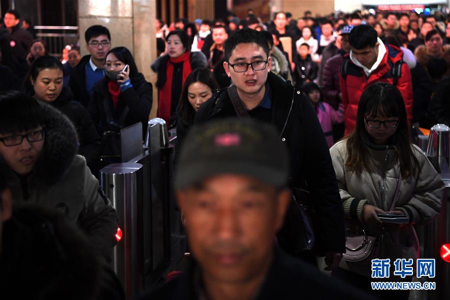 （关注春运）（6）多地迎来返程客流高峰