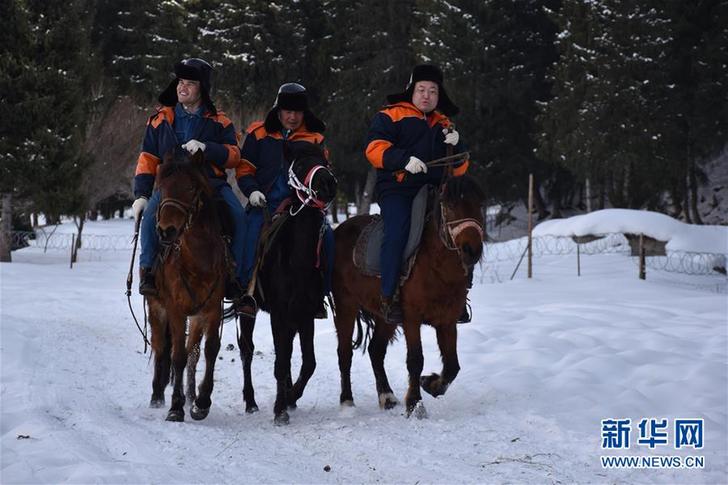 (新春走基层·图文互动)(1)天山深处“电小二”:冰雪世界里最暖的一抹“黄”