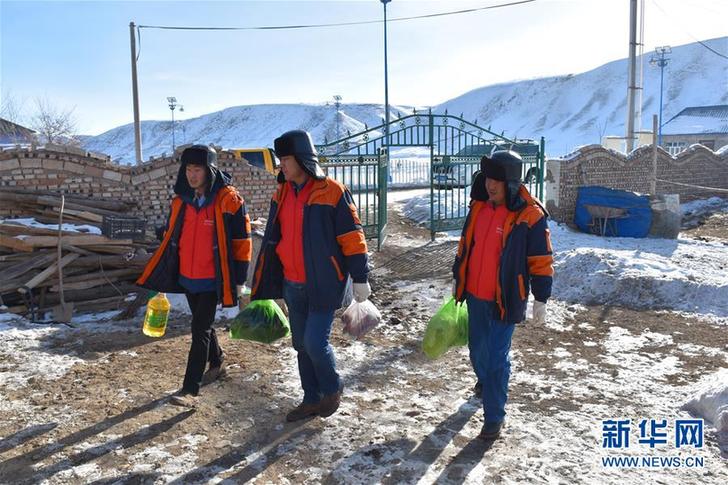 (新春走基层·图文互动)(2)天山深处“电小二”:冰雪世界里最暖的一抹“黄”
