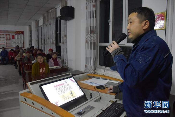 (新春走基层·图文互动)(3)天山深处“电小二”:冰雪世界里最暖的一抹“黄”