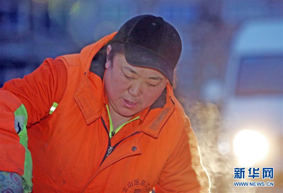 (新春走基层·代表委员履职)(1)马路牙子上当代表——环卫工人庄艳的履职故事