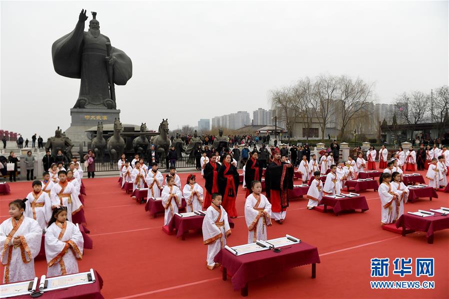 （社会）（1）西安学童&ldquo;开笔破蒙&rdquo;体验传统文化