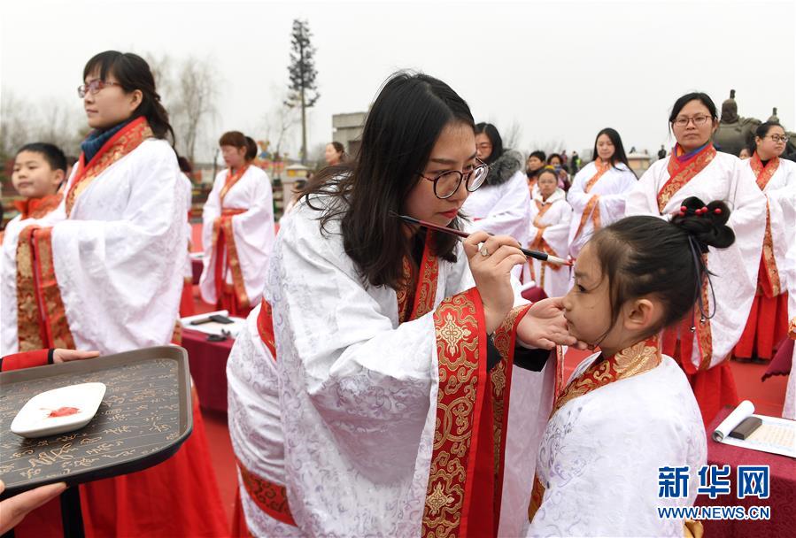 （社会）（2）西安学童&ldquo;开笔破蒙&rdquo;体验传统文化