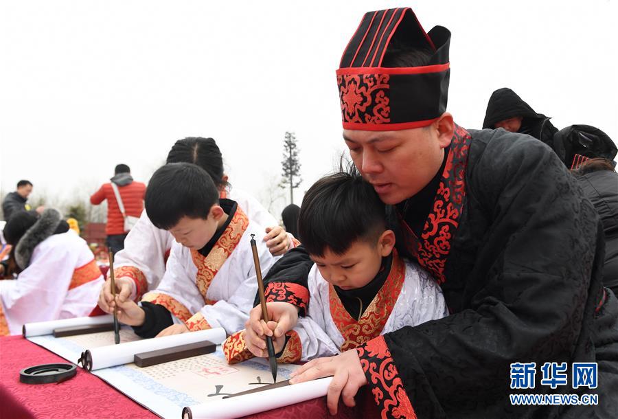 （社会）（4）西安学童&ldquo;开笔破蒙&rdquo;体验传统文化