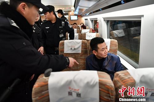 資料圖：乘警演練制止“霸座”行為。<a target='_blank' href='http://www.chinanews.com/'><p  align=