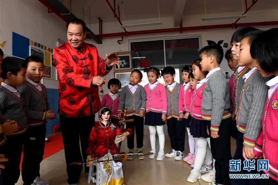 （文化）（1）福建连城：提线木偶表演走进幼儿园