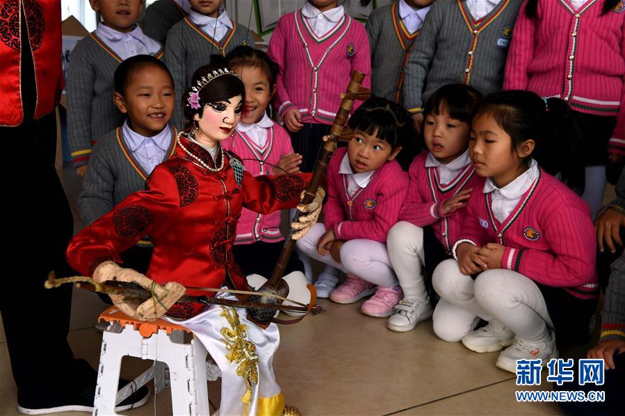 （文化）（2）福建连城：提线木偶表演走进幼儿园