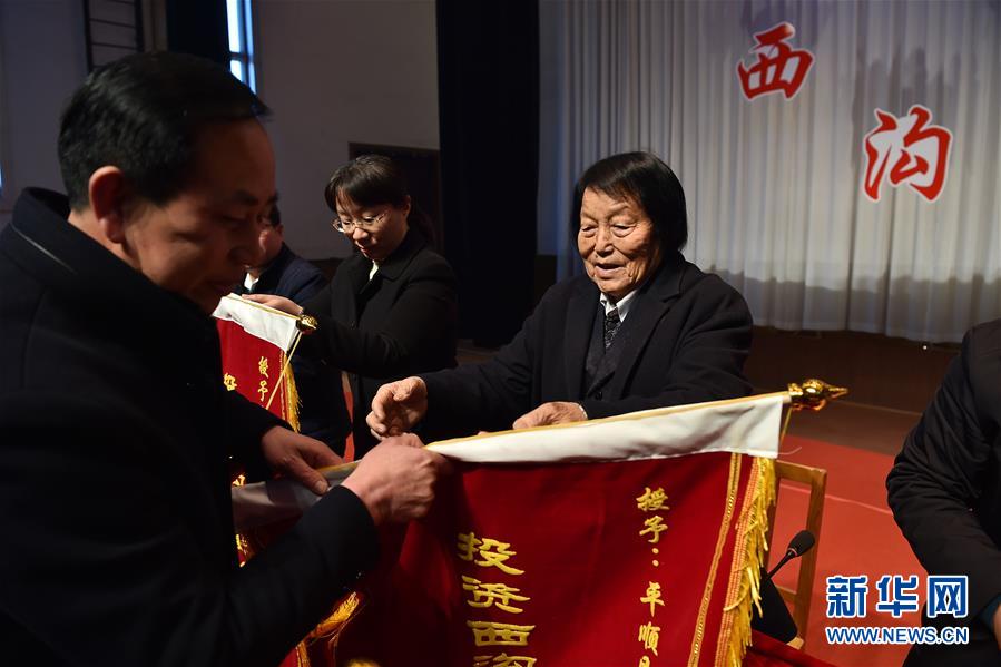 (新华全媒头条·两会特别报道·图文互动)(4)向着梦想的接力——“90岁”与“95后”代表的“对话”