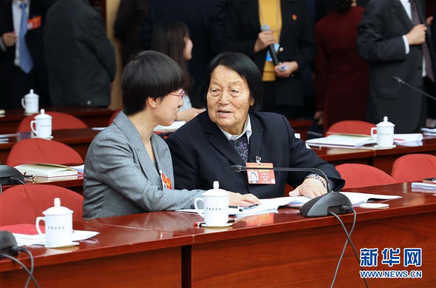 (新华全媒头条·两会特别报道·图文互动)(5)向着梦想的接力——“90岁”与“95后”代表的“对话”