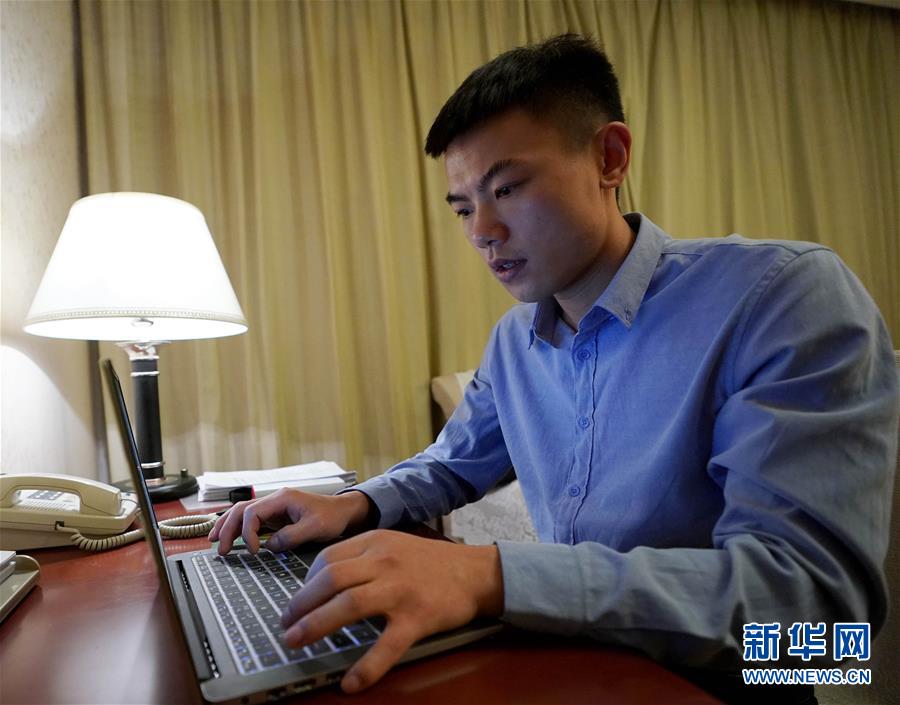 (新华全媒头条·两会特别报道·图文互动)(10)向着梦想的接力——“90岁”与“95后”代表的“对话”