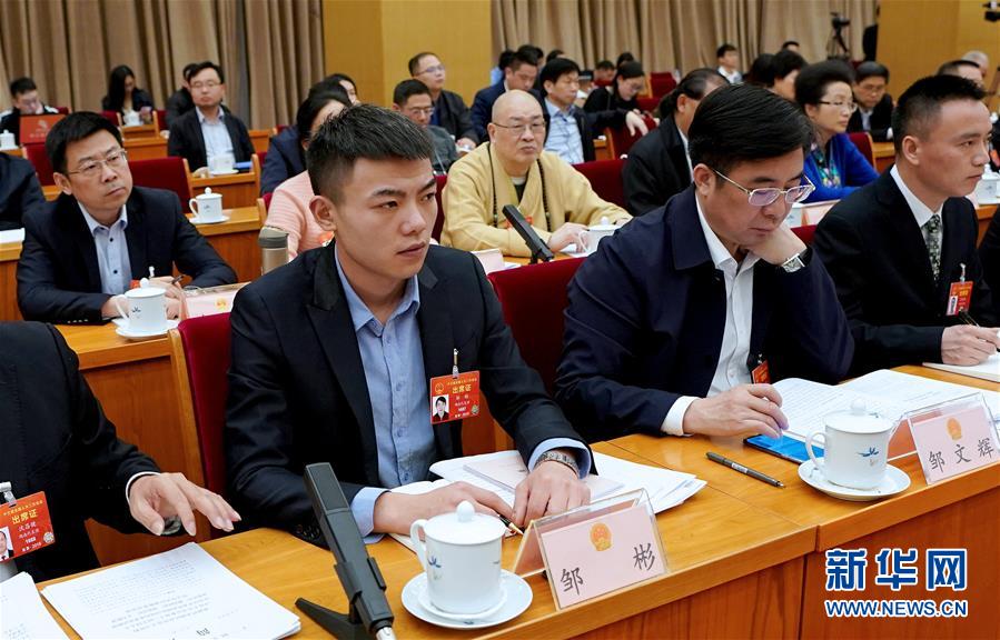 （新华全媒头条&middot;两会特别报道&middot;图文互动）（7）向着梦想的接力&mdash;&mdash;&ldquo;90岁&rdquo;与&ldquo;95后&rdquo;代表的&ldquo;对话&rdquo;