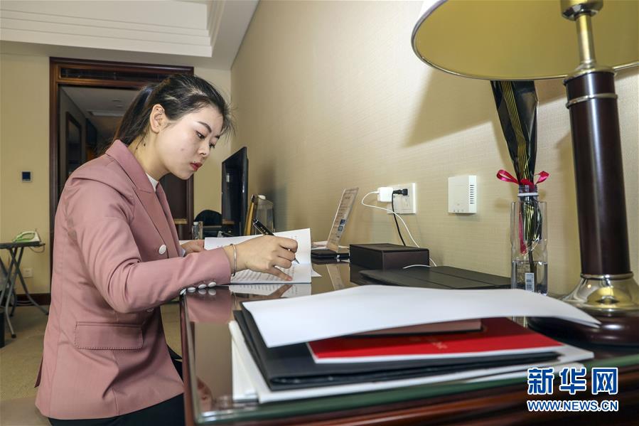 （新华全媒头条&middot;两会特别报道&middot;图文互动）（12）向着梦想的接力&mdash;&mdash;&ldquo;90岁&rdquo;与&ldquo;95后&rdquo;代表的&ldquo;对话&rdquo;