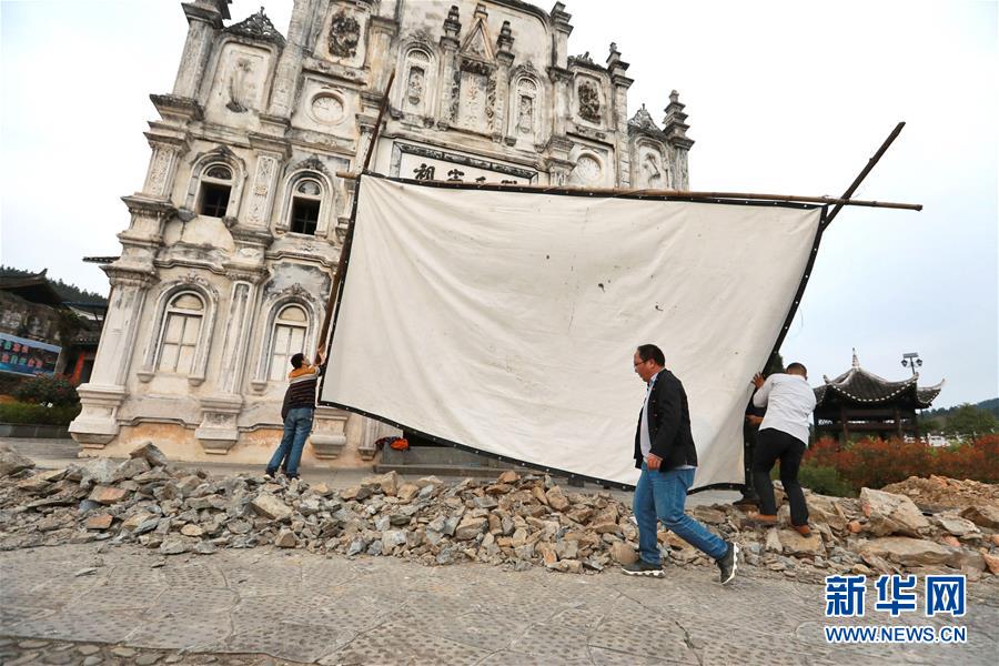 （社会）（2）大山里的公益电影放映员