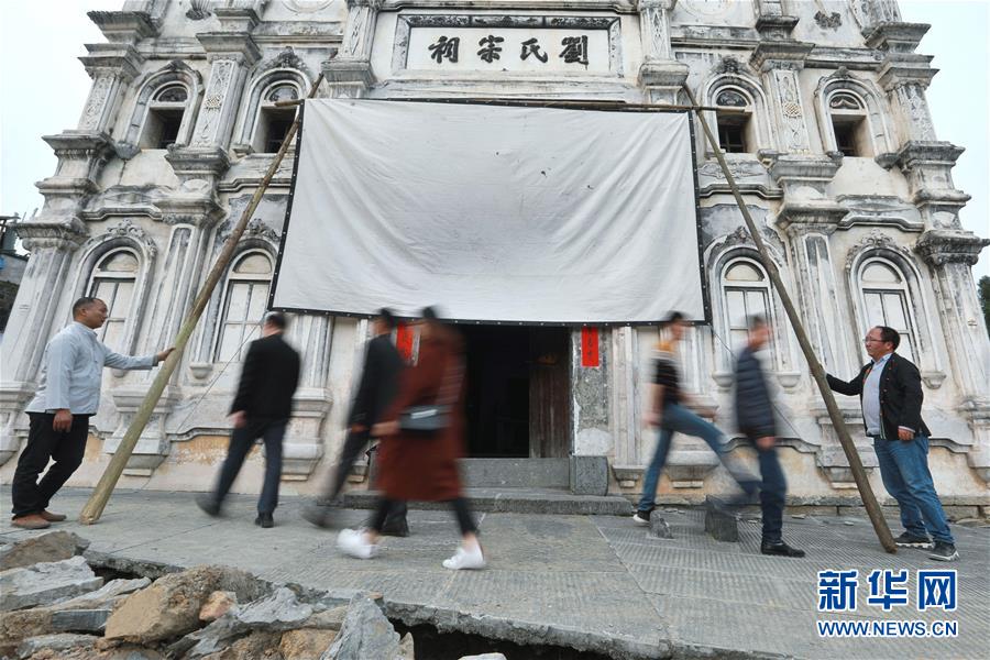 （社会）（3）大山里的公益电影放映员