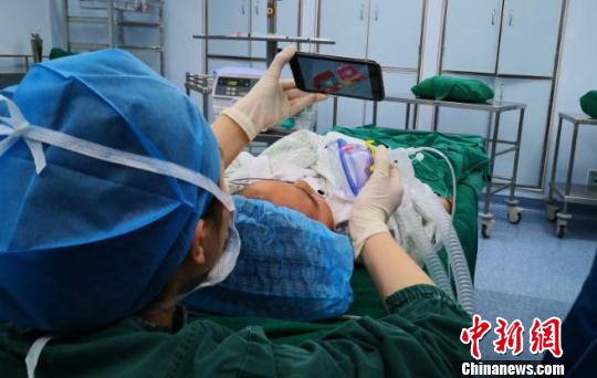 手术室里的“临时爸妈”:游戏和安抚减轻孩子恐惧感