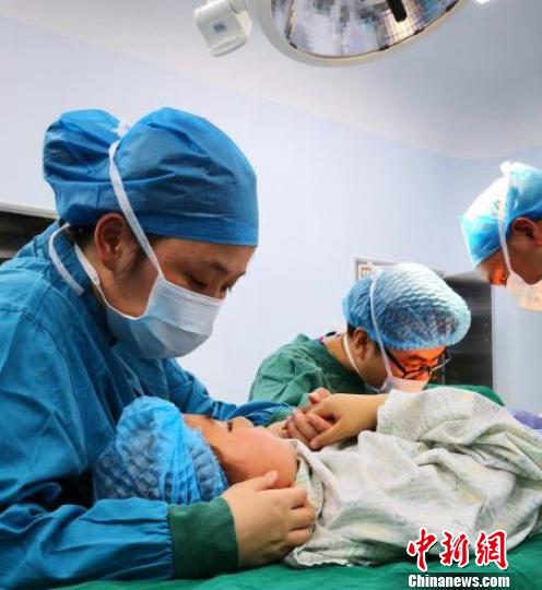 图为:手术过程顺利 郑燕国 摄 图为:手术过程顺利 郑燕国 摄