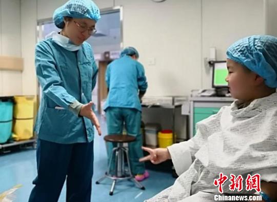 图为:医护人员和孩子做游戏缓解恐惧感 郑燕国 摄 图为:医护人员和孩子做游戏缓解恐惧感 郑燕国 摄