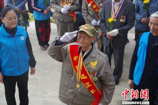 十名四川抗戰老兵到訪雲南松山戰役遺址祭奠戰友