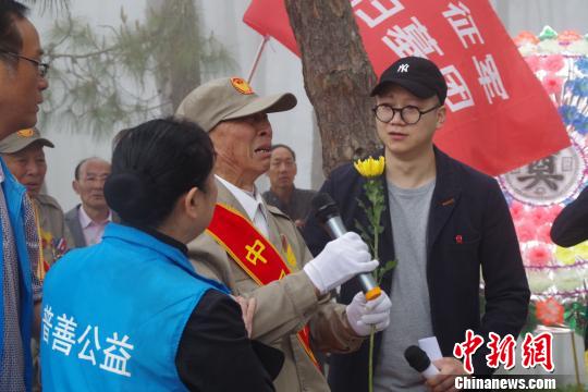 图为廖沛林在进行祭奠仪式时代表老兵发言 陈静 摄
