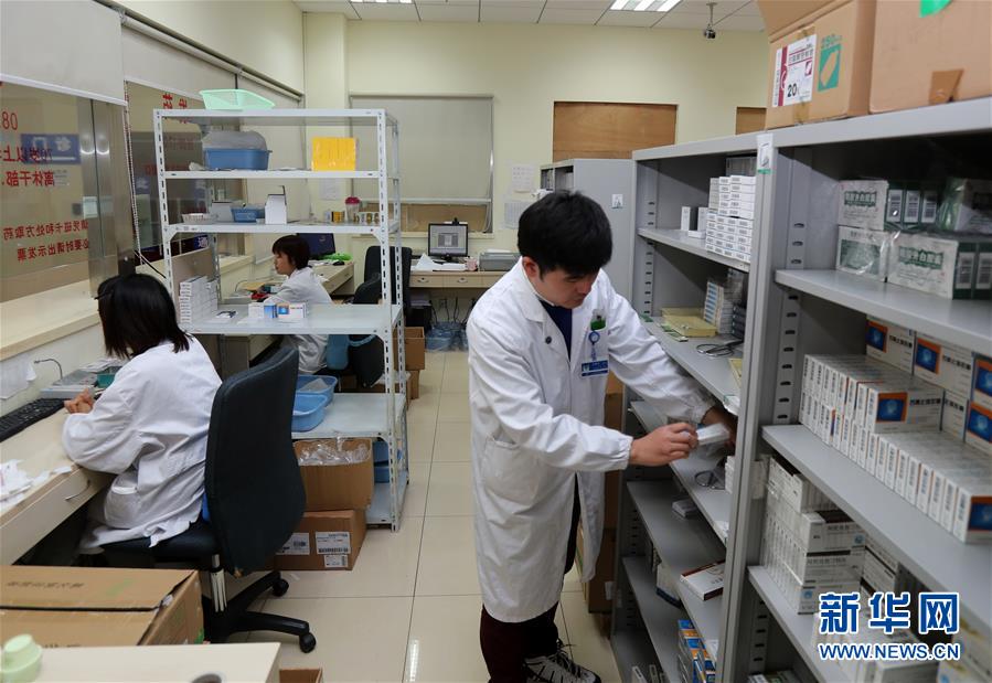 （新华全媒头条·图文互动）（1）一粒药片牵动万人心，药品集中采购给你我省了多少？