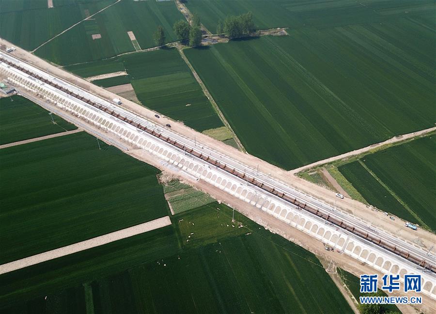 （经济）（1）郑阜铁路安徽段全线进入铺轨阶段