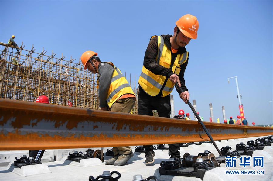 （经济）（4）郑阜铁路安徽段全线进入铺轨阶段