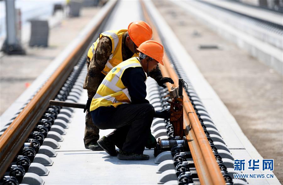 （经济）（8）郑阜铁路安徽段全线进入铺轨阶段