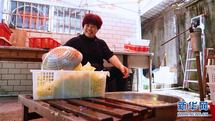 (乡村振兴·图文互动)(2)“生活的滋味都在泡菜里”——江西瑞金“华嬷嬷”奋斗记