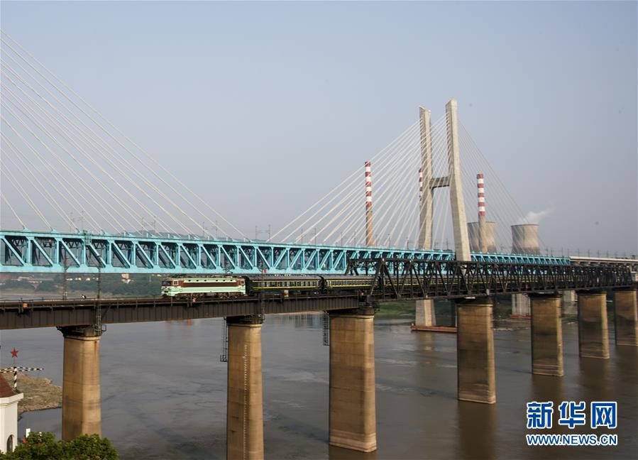 （图片故事）（2）重庆首座长江大桥“退役”