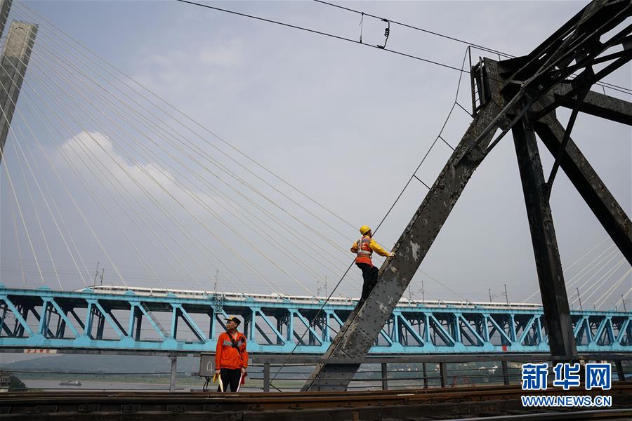 （图片故事）（11）重庆首座长江大桥“退役”