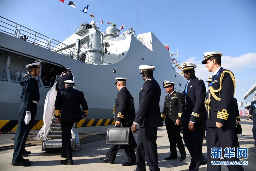 （人民海军70年）（1）海军代表团登中国舰船参观