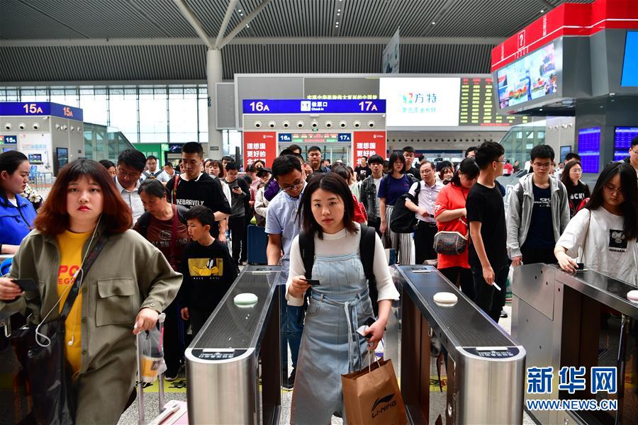 （社会）（2）郑州东站迎来&ldquo;五一&rdquo;假期返程高峰