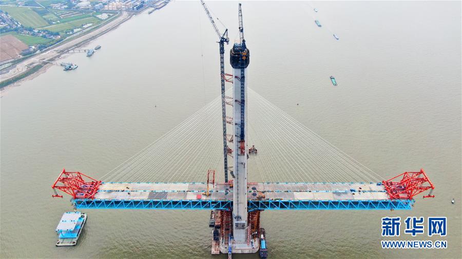 #（新华视界）（2）沪通长江大桥南主塔突破300米