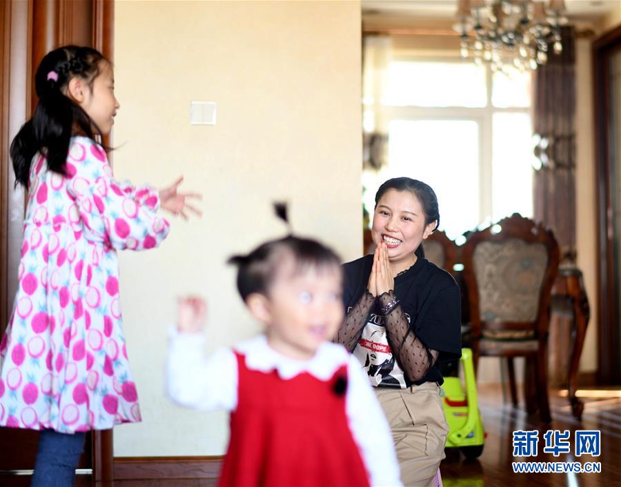 (图片故事)(1)“双娃护士妈妈”张多