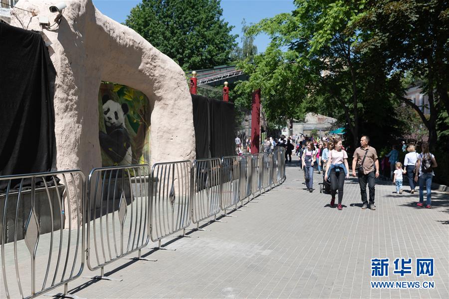 (习近平出访配合稿·图文互动)(2)通讯:“友谊使者”中国大熊猫入住莫斯科新家