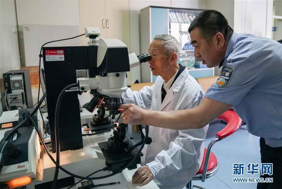 （新华全媒头条&middot;时代先锋&middot;图文互动）（4）传奇的英雄 无悔的忠诚&mdash;&mdash;记刑侦痕迹检验专家崔道植