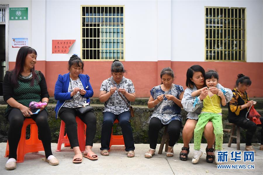 (图文互动)(1)湖南武冈:巾帼扶贫车间让村里妇女居家能做工