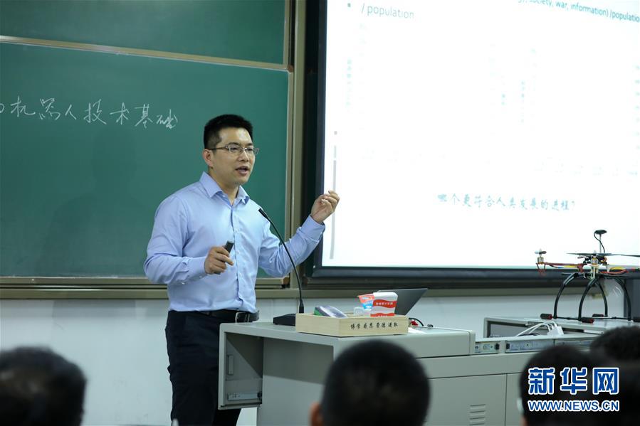 (图文互动)(1)心怀蓝天 逐梦云霄——记天津大学教授、一飞智控创始人齐俊桐