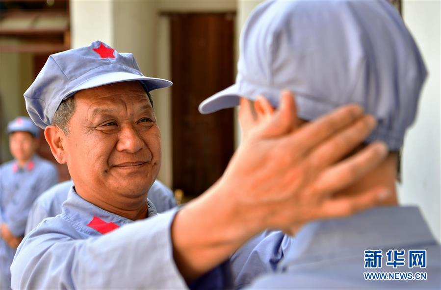 (壮丽70年·奋斗新时代——记者再走长征路·图片故事)(1)“红军长征第一村”:讲解员中的“父子兵”