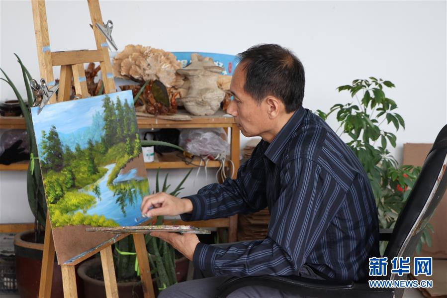 (脱贫攻坚·图文互动)(2)桦树皮“画”出脱贫致富图