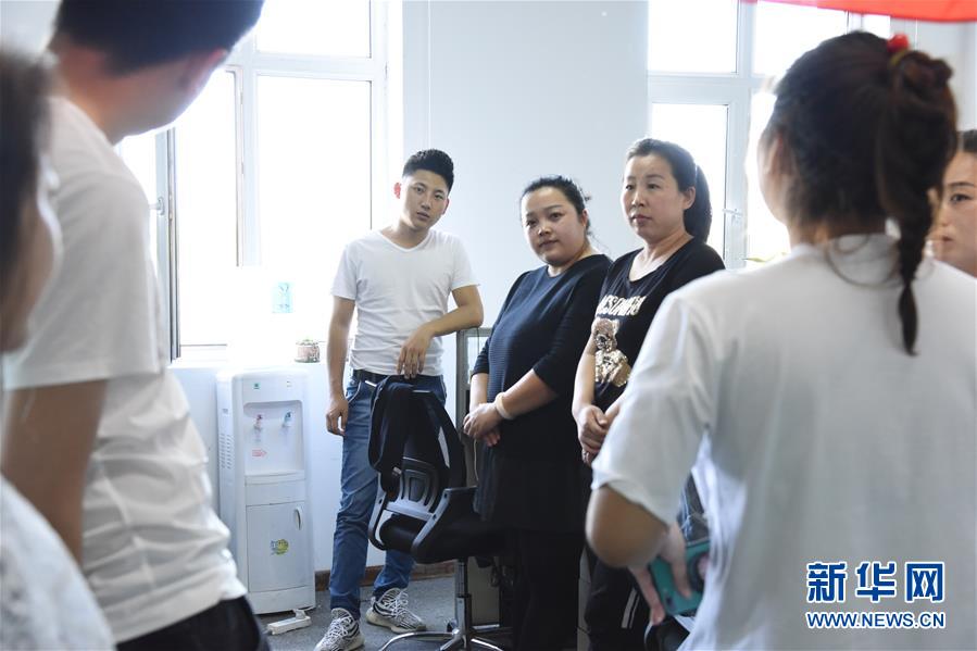 (在习近平新时代中国特色社会主义思想指引下——新时代新作为新篇章·图文互动)(1)生长在“云”上的“小镇青年”——东北偏远小城发展新兴产业吸引年轻人回流