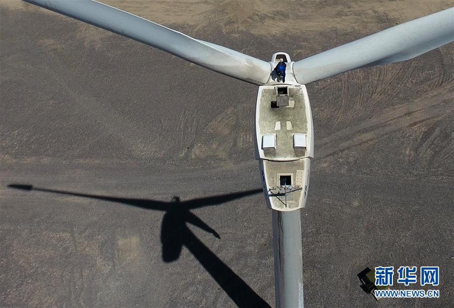 （镜观中国&middot;新华社国内新闻照片一周精选）（2）茫茫戈壁驭风人