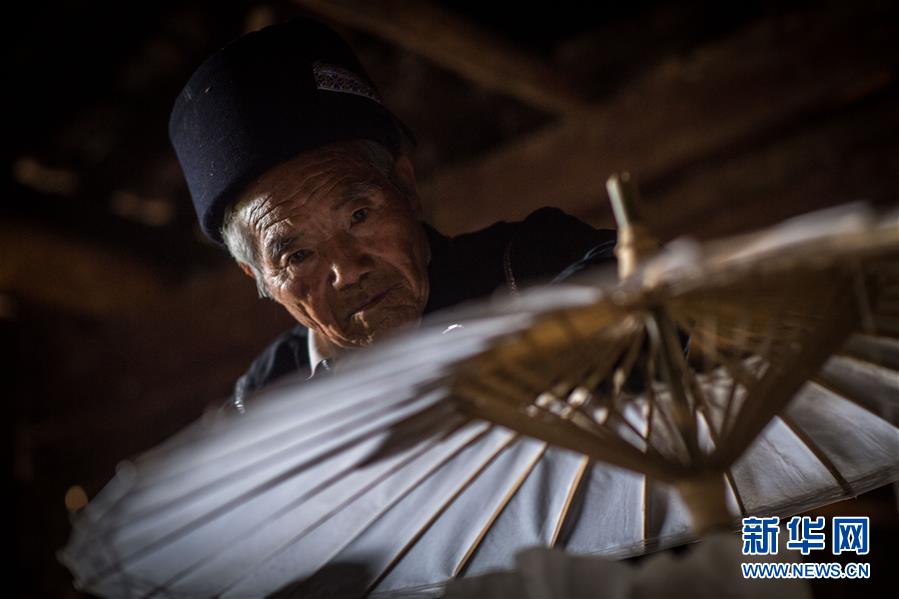 （镜观中国&middot;新华社国内新闻照片一周精选）（6）云南：壮乡花伞传承百年技艺