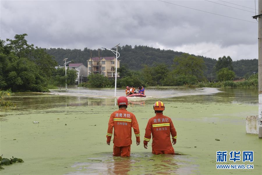 （抗洪抢险·图文互动）（1）孤岛救援：小村庄的抗洪6小时