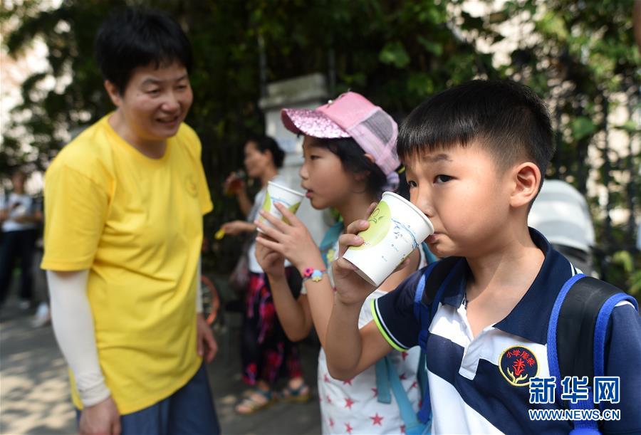 （新华视界）（1）杭州：42年免费凉茶摊  爱心在接力