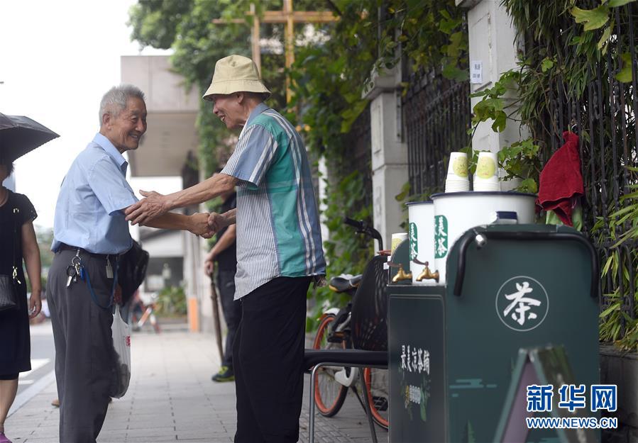 （新华视界）（3）杭州：42年免费凉茶摊  爱心在接力