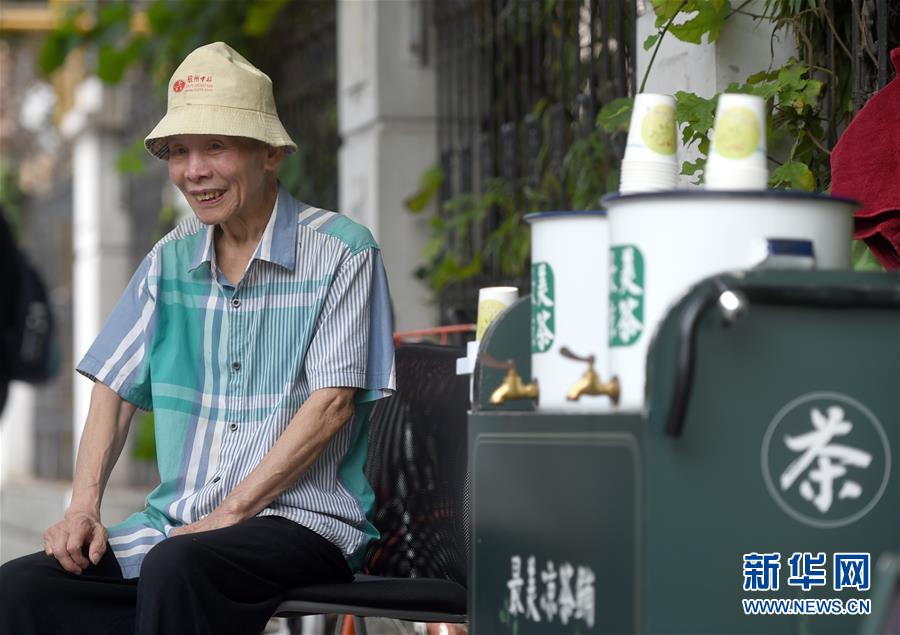 （新华视界）（4）杭州：42年免费凉茶摊  爱心在接力