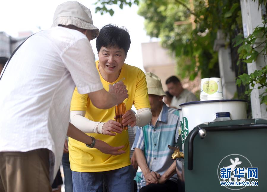 （新华视界）（5）杭州：42年免费凉茶摊  爱心在接力