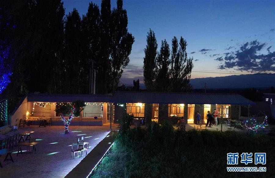 （图文互动）（2）客商来 游客至 青年归&mdash;&mdash;新疆边陲乡村借花&ldquo;返老还童&rdquo;